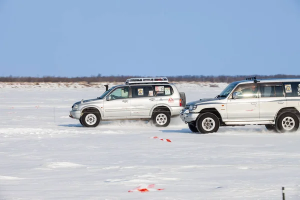 Chabarovsk, Rusko - 28. ledna 2017: Suzuki Escudo vs Mitsubis — Stock fotografie