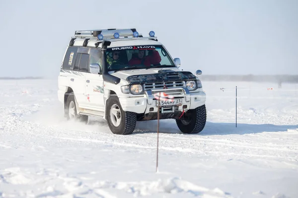 KHABAROVSK, RUSIA - 28 DE ENERO DE 2017: Mitsubishi Pajero a caballo — Foto de Stock