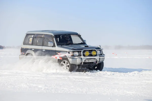 Habarovsk, Rusya - 28 Ocak 2017: Mitsubishi Pajero sürme — Stok fotoğraf