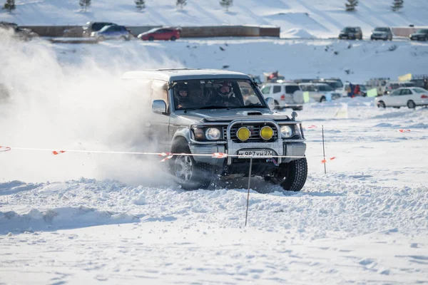 KHABAROVSK, RÚSSIA - JANEIRO 28, 2017: Mitsubishi Pajero equitação — Fotografia de Stock