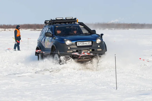 KHABAROVSK, RUSSIA - JANUARY 28, 2017: Isuzu Vehicross riding on — Stock Photo, Image