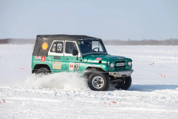 KHABAROVSK, RUSIA - 28 DE ENERO DE 2017: UAZ 469 cabalgando sobre la nieve — Foto de Stock