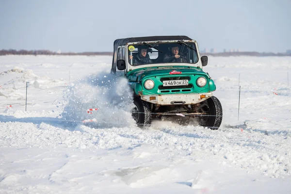 KHABAROVSK, RUSSIA - JANUARY 28, 2017: UAZ 469 riding on snow — Stock Photo, Image