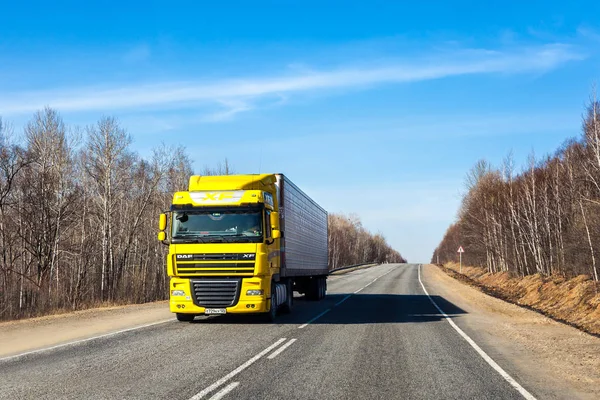 Primorski, Rusland - 7 April 2017: Vrachtwagen op een weg in de vroege sprin — Stockfoto