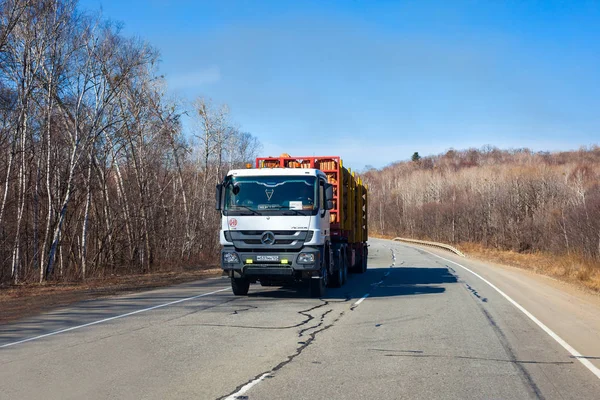 Primorye, Oroszország - 2017. április 7.: Fa szállító Mercedes Actros — Stock Fotó