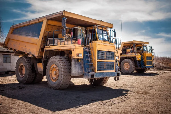 Twee gele dumpers — Stockfoto