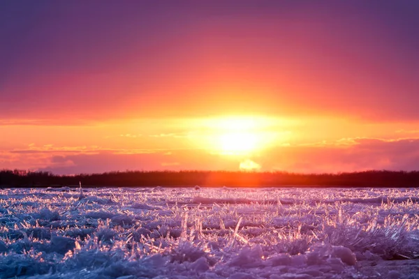 氷の漂流を開始します。夕暮れ時の川の氷 — ストック写真