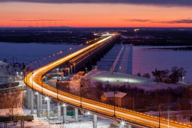 Habarovsk, Rusya Amur Nehri üzerinde akşam köprü