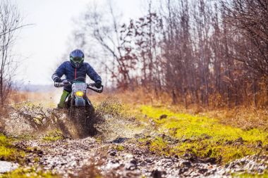 Enduro motor binici toprak yolda
