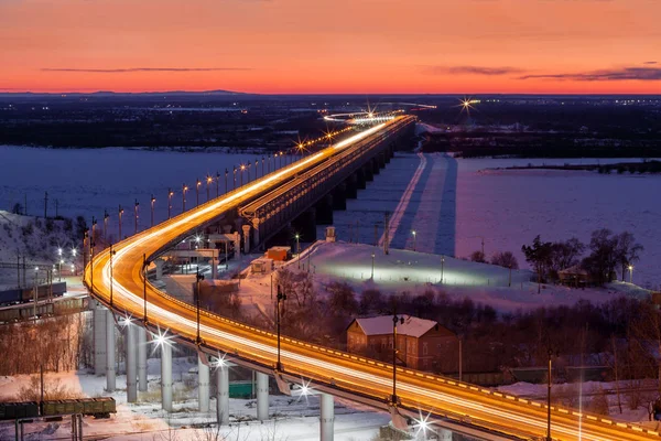 Puente sobre el río Amur en Jabárovsk, Rusia por la noche — Foto de Stock