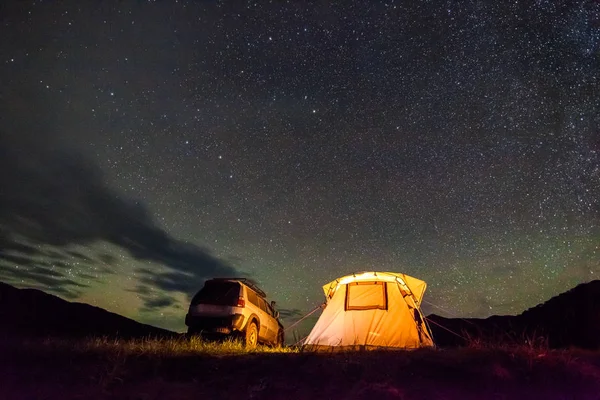Turisztikai camping tengeri partján az éjszakai — Stock Fotó