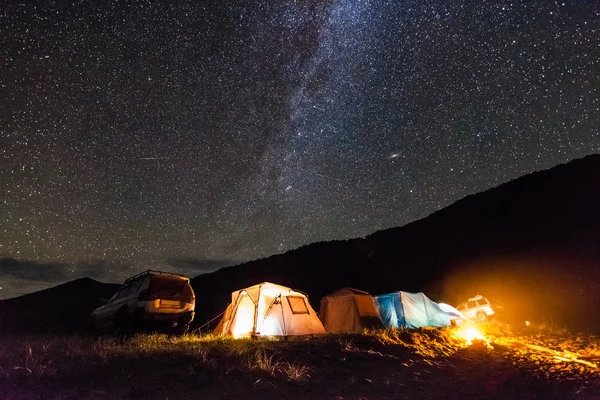 Turisztikai camping tengeri partján az éjszakai — Stock Fotó