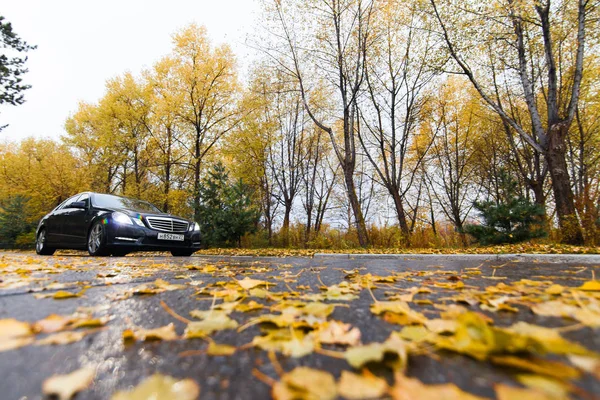 Khabarovsk, Federacja Rosyjska - 14 października 2017: Mercedes-Benz na jesień r — Zdjęcie stockowe