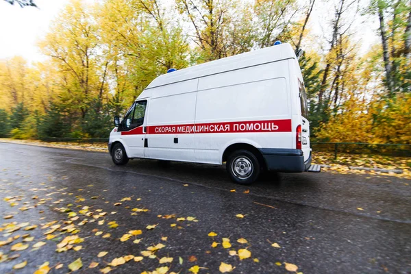 KHABAROVSK, RUSSIA - OCTOBER 14, 2017: Ambulance passing by at t — Stock Photo, Image