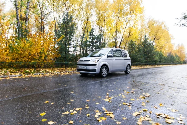 KHABAROVSK, RUSIA - 14 de octubre de 2017: Toyota Porte hatchback mo —  Fotos de Stock