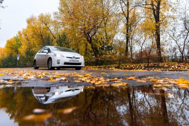 Habarovsk, Rusya - 14 Ekim 2017: Beyaz Toyota Prius aut üzerinde