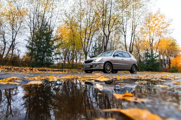 Khabarovsk, Federacja Rosyjska - 14 października 2017: Brązowa Toyota Duet na autu — Zdjęcie stockowe