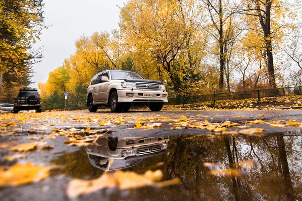 KHABAROVSK, RUSIA - 14 de octubre de 2017: Toyota Land Cruiser blanco — Foto de Stock