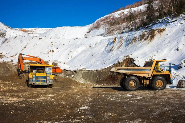 Excavator loading dump truck — Stock Photo, Image