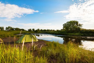 Sabah göle yeşil turist çadırı