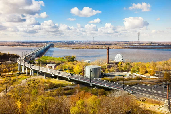 Puente sobre el río Amur en Jabárovsk en otoño — Foto de Stock