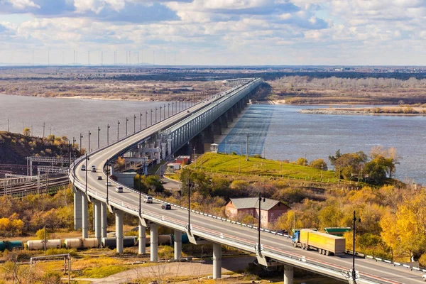 Puente sobre el río Amur en Jabárovsk en otoño — Foto de Stock