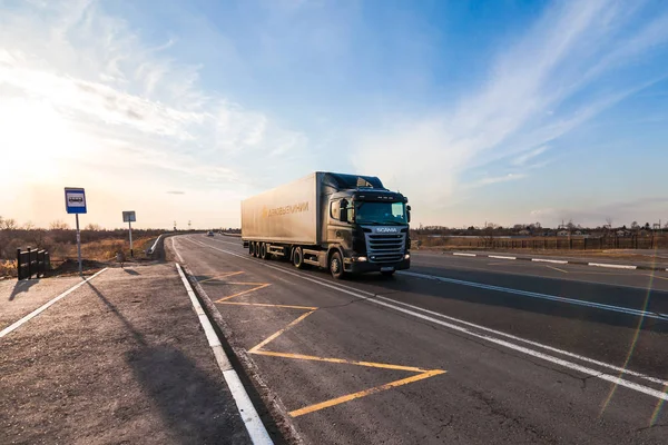 Khabarovsk, russland - 13. april 2017: schwarzer scania truck auf einer roa — Stockfoto