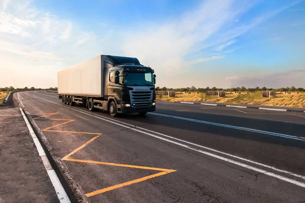 Camion nero in movimento al sobborgo della città — Foto Stock