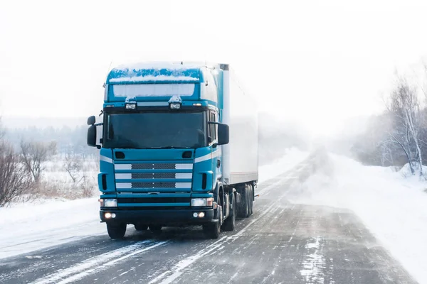 LKW auf winterlicher Straße — Stockfoto