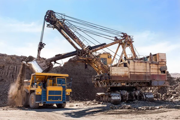 Escavatore carico giallo dump truck — Foto Stock