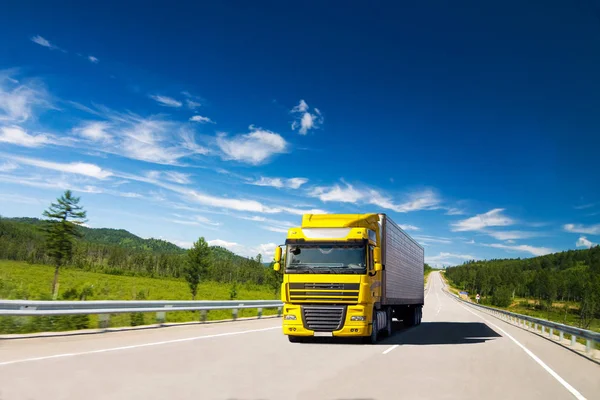 Gelber LKW auf einer Straße — Stockfoto