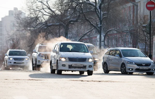 Хабаровськ, Росія - 16 грудня 2017: Автомобілі на перехресті в w — стокове фото