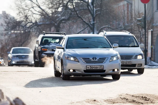 KHABAROVSK, RÚSSIA - DEZEMBRO 16, 2017: Carros em uma encruzilhada em w Fotografia De Stock