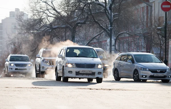 KHABAROVSK, RÚSSIA - DEZEMBRO 16, 2017: Carros em uma encruzilhada em w Fotos De Bancos De Imagens