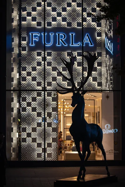 Peking, Kína - 2019. november 9.: Furla shop a Wangfujing utcában — Stock Fotó