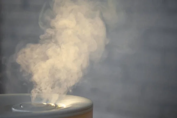 Humidificador Esparciendo Vapor Con Fondo Pared Ladrillo Blanco Estilo Loft —  Fotos de Stock