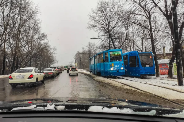 ハバロフスク ロシア 2020年3月19日 午前中の交通渋滞 運転席からの眺め — ストック写真