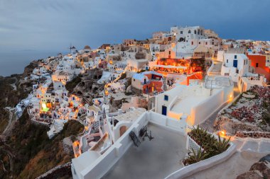 Beyaz evler ile küçük Yunan şehir