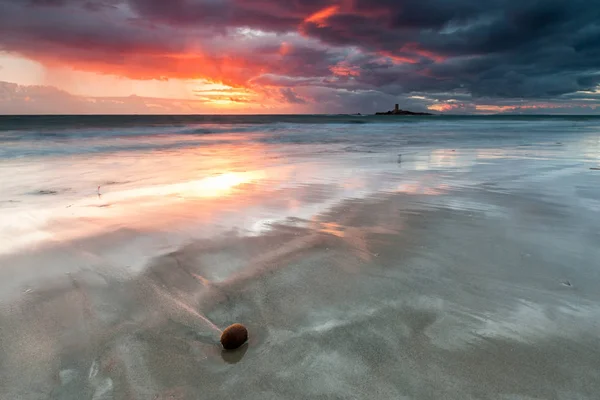 Pôr do sol reflexão sobre a praia — Fotografia de Stock