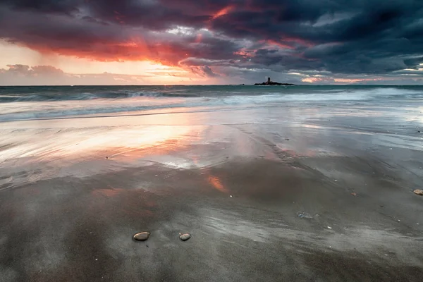 Twee kleine stenen aan het strand bij zonsondergang — Stockfoto