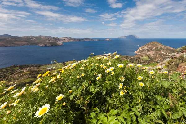 Bay Milos Adası'na bir görünüm