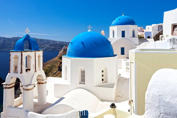 Blauwe koepels van de kerken van Santorini — Stockfoto
