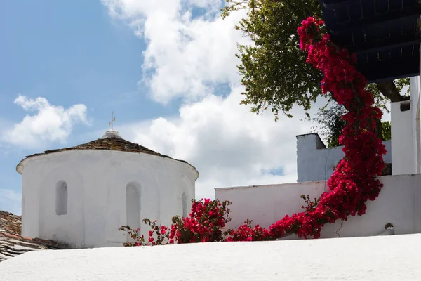 Igreja branca no céu azul — Fotografia de Stock