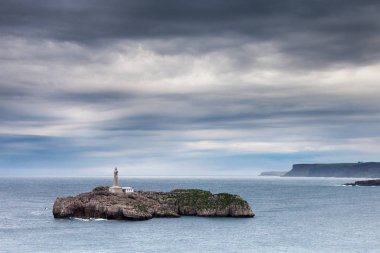 Kıyıya yakın küçük bir ada