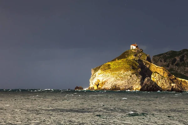 Igreja na colina junto ao oceano — Fotografia de Stock