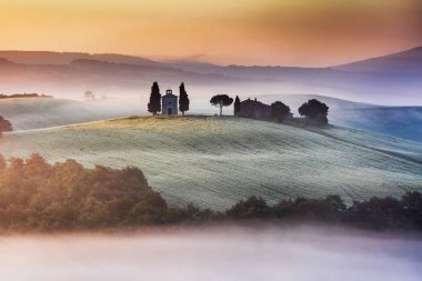 Tuscany kilise tepe üzerinde