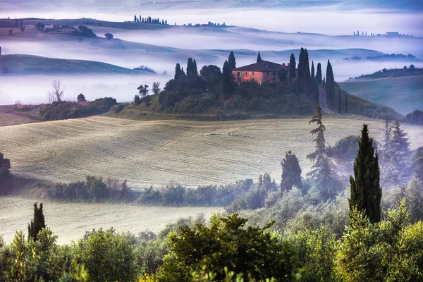 Tuscany villa in the misty valley — Stock Photo, Image