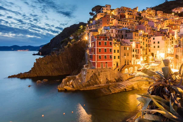 Cidade de Riomaggiore à noite Imagens De Bancos De Imagens