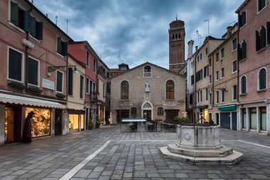 Kuyu ile küçük plaza