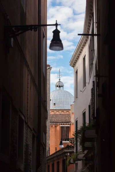 Vista para uma cúpula da igreja veneziana Fotos De Bancos De Imagens